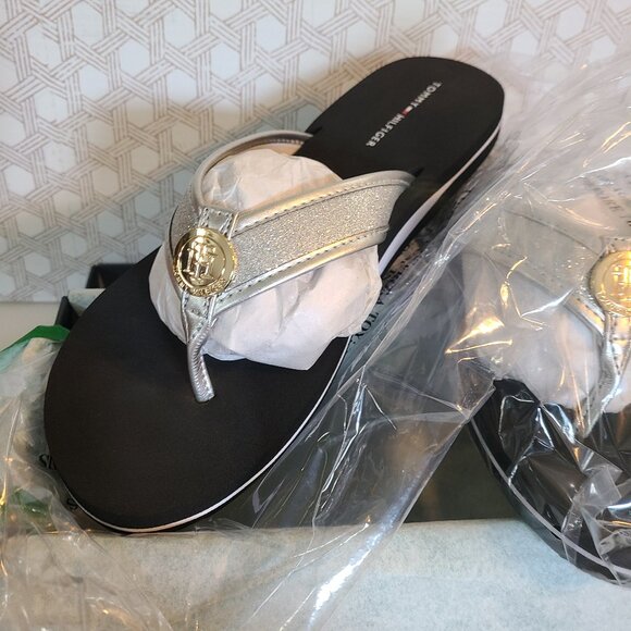 NEW Tommy Hilfiger Sandals in Silver and Black Sz 8 M Clove - Picture 1 of 6
